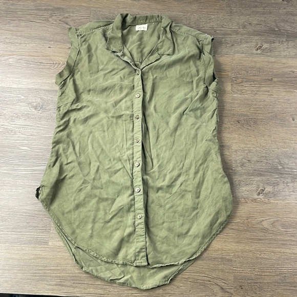 Emberley Women’s Sage Green Sleeveless Collared Button Down Blouse, size small - Picture 1 of 9